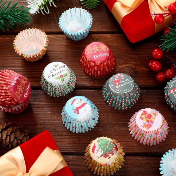 Gerrii 600 Pcs Christmas Candy Cups Paper Candy Making Supplies Santa Claus Snowman Baking Supplies Snowflake Elk Mini Cupcake Liner Xmas Mini Baking Cups Holiday Candy Paper Wrappers 6 Style(Fresh) - Image 4