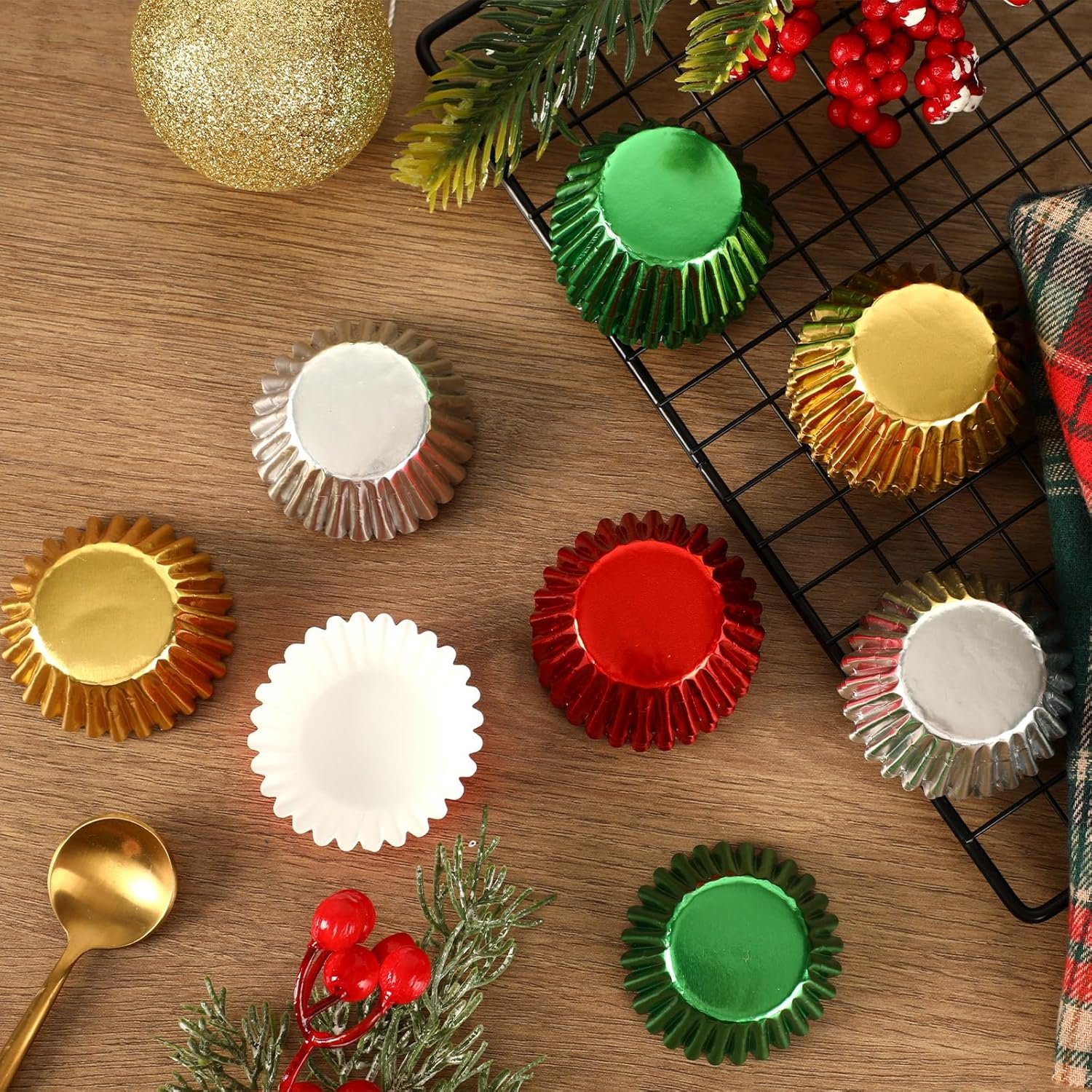 AUGSUN 400pcs Christmas Mini Foil Cupcake Liners Golden Red Green Silver Cupcake Baking Cups Metallic Mini Muffin Cupcake Wrappers for Xmas Holiday Party Cake Candy Chocolate Decorations Supplies - Image 5